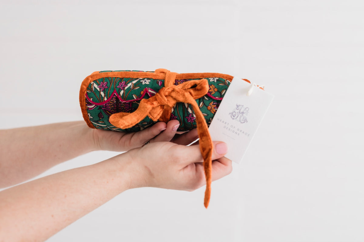 Hearthwood Vine Luxe | Quilted Jewelry Roll